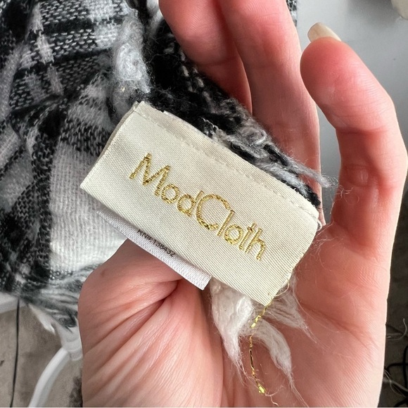 ModCloth Black White Plaid Blanket Scarf Shawl Throw Wrap 100% Acrylic Classic - Picture 6 of 8